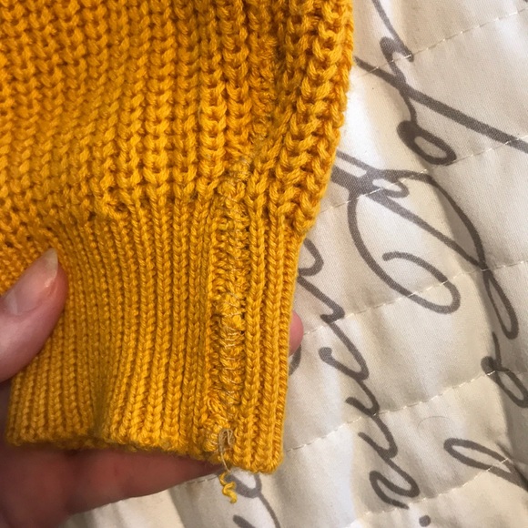 Cropped Sweater - Picture 4 of 4